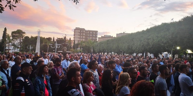 Piazza Umberto I gremita di persone