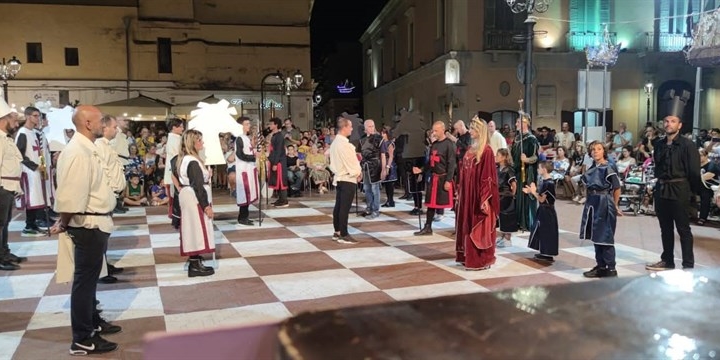 Partita a scacchi vivente in costume medievale - Foto di repertorio Partita a scacchi vivente in costume medievale - Foto di repertorio