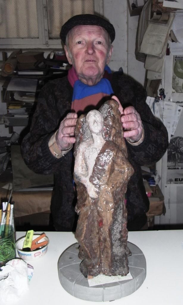 Roma (2013) studio di Gheno. Il maestro con uno dei bozzetti del monumento