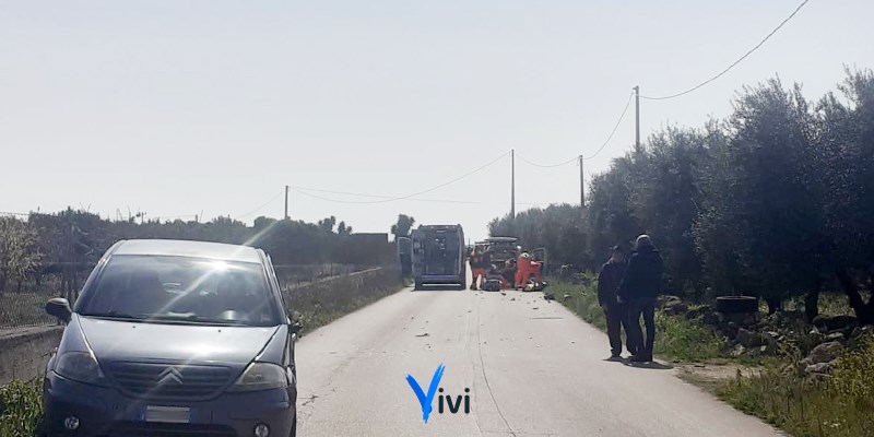 Auto contro moto sulla strada per il mare: un ferito