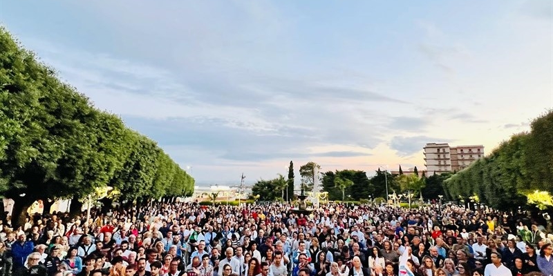 Piazza Umberto I gremita