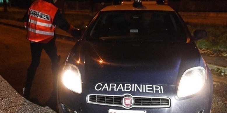 «Aiuto, la mia collana!»: colpo da 25 mila euro all'uscita della discoteca