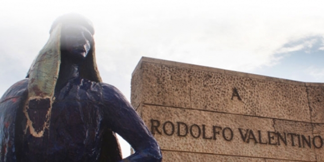 Il vecchio monumento a Rodolfo Valentino