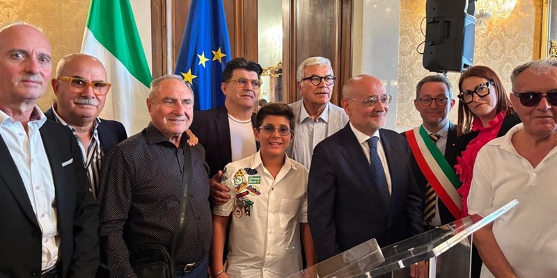 La premiazione ai familiari