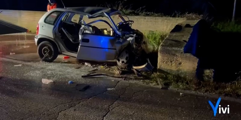 L'auto dei ragazzi distrutta L'auto dei ragazzi distrutta