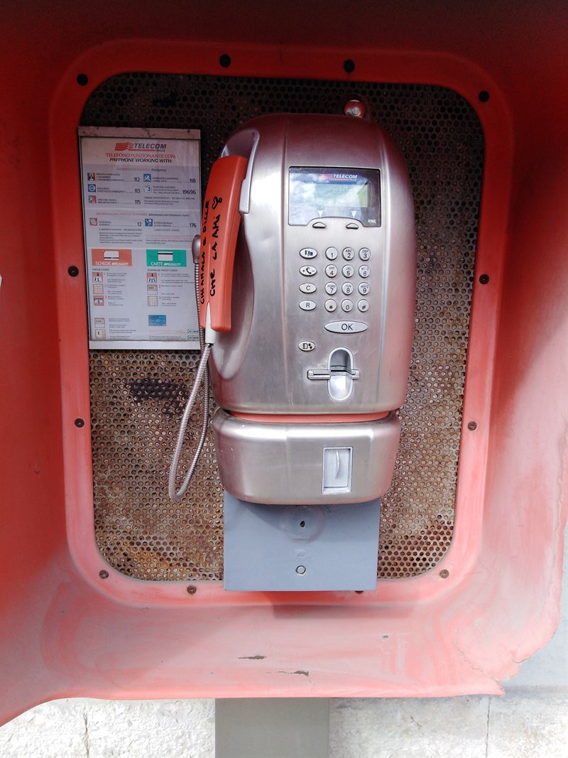 Castellaneta, apparecchio telefonico pubblico
