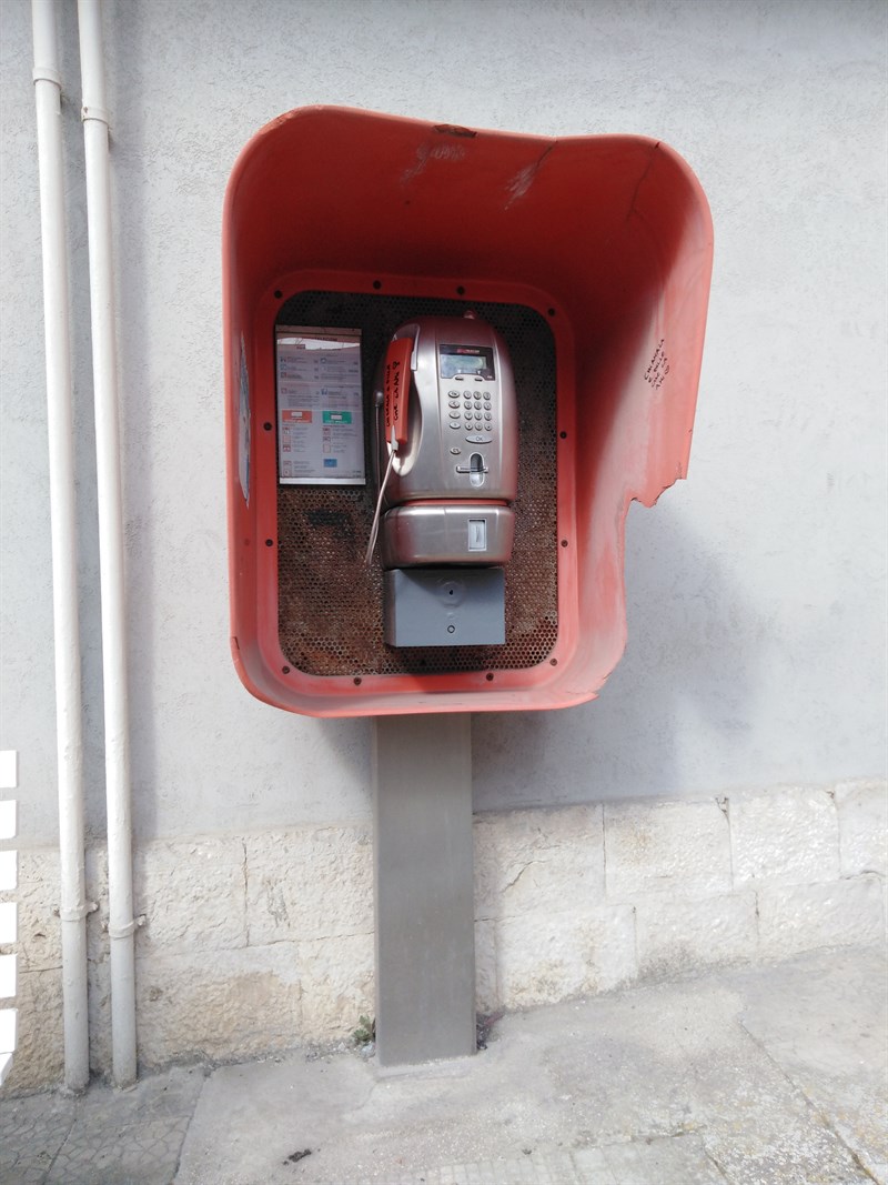 Castellaneta, apparecchio telefonico pubblico