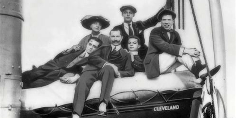 Una delle rare foto sulla nave Cleveland con un gruppo di amici Una delle rare foto sulla nave Cleveland con un gruppo di amici