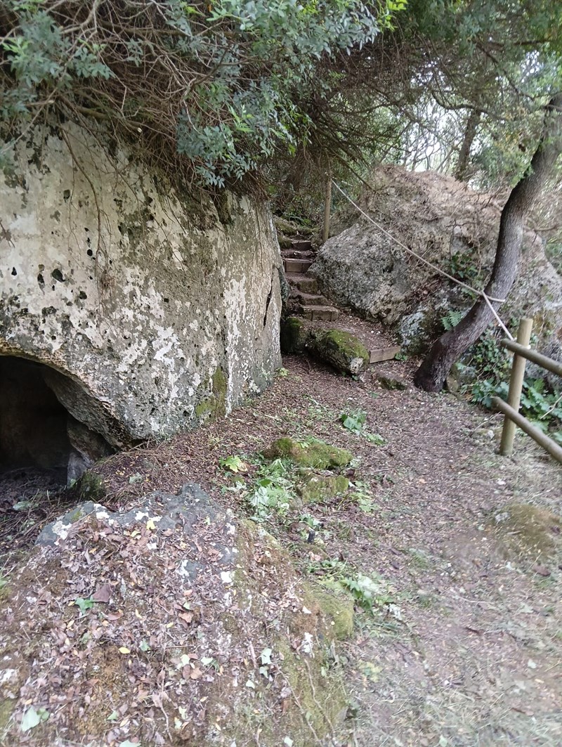 Il percorso che conduce alla grotta del Mago Greguro