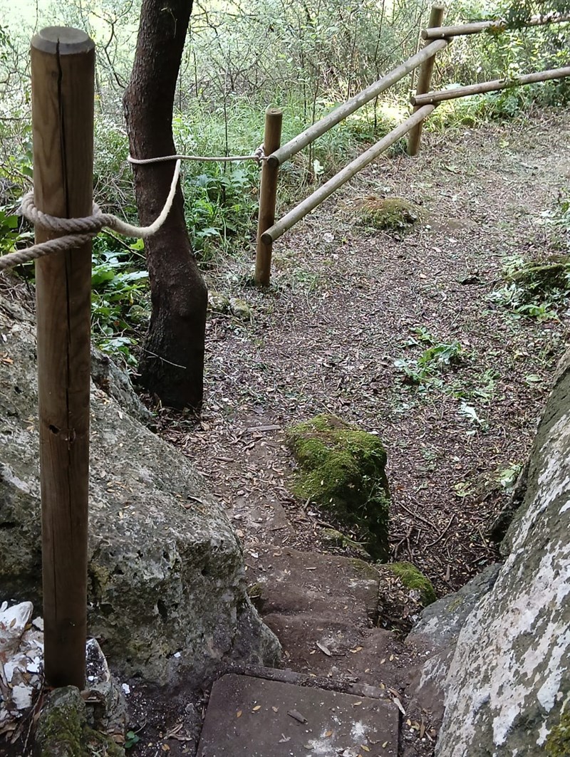 Il percorso che conduce alla grotta del Mago Greguro