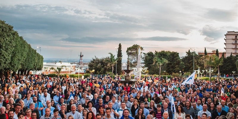 Piazza Umberto I gremita durante i comizi