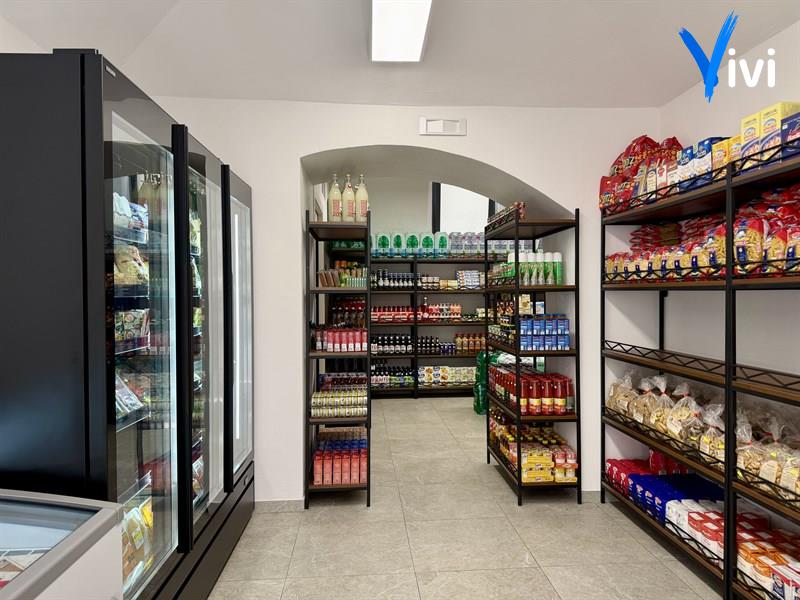 Alimentari F.lli Gravina, in via Vittorio Emanuele
