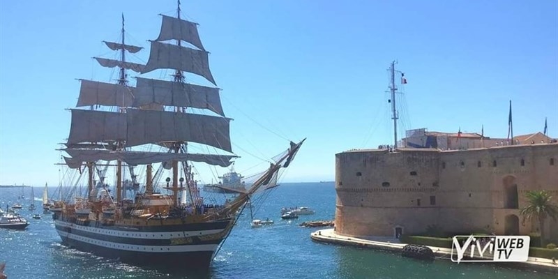 La nave Amerigo Vespucci a Taranto - Foto di repertorio La nave Amerigo Vespucci a Taranto - Foto di repertorio