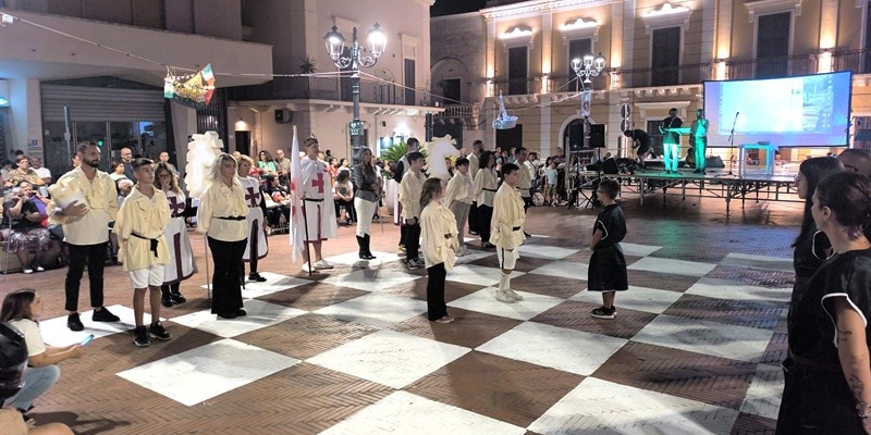 Barchette, tradizione e scacchi viventi animano Massafra