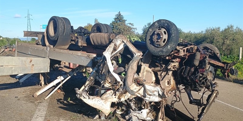 Incidente sulla statale 106, un ferito grave