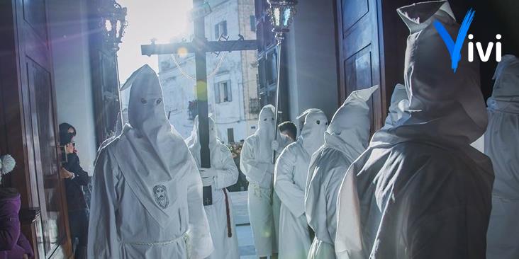 Gli incappucciati durante la processione dei Misteri del Venerdì Santo Gli incappucciati durante la processione dei Misteri del Venerdì Santo