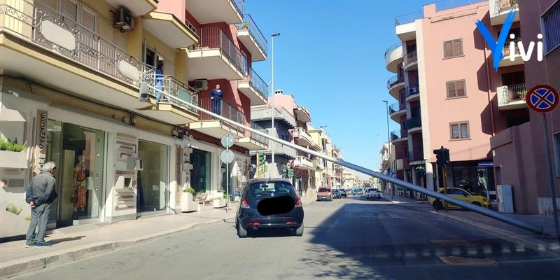 Massafra, palo crolla in strada: paura e traffico in tilt