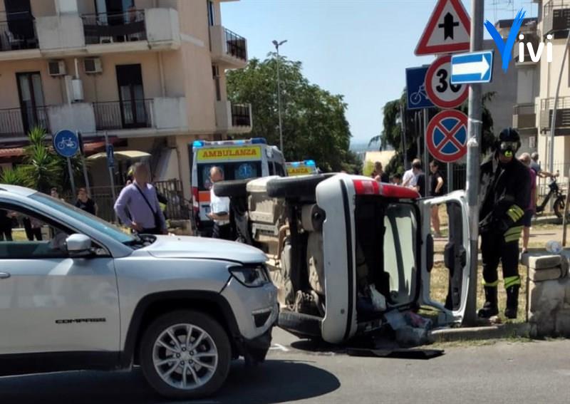 Scontro in pieno centro a Palagianello