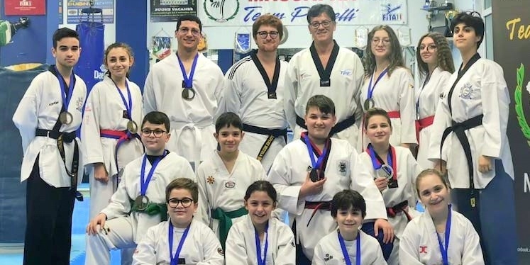 Gli atleti del Taekwondo Massafra vincitori al “Campionato Interregionale Forme Puglia 2003” di Bari Gli atleti del Taekwondo Massafra vincitori al “Campionato Interregionale Forme Puglia 2003” di Bari