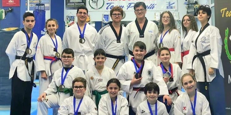 Gli atleti del Taekwondo Massafra vincitori al “Campionato Interregionale Forme Puglia 2003” di Bari