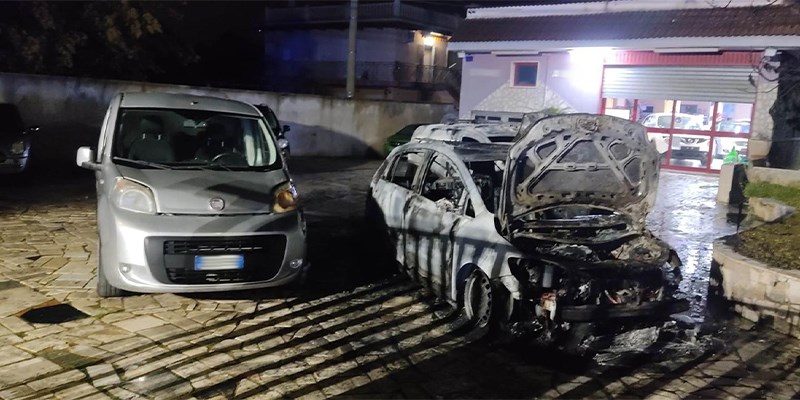 Incendio in un autoparco: 6 auto distrutte dalle fiamme Incendio in un autoparco: 6 auto distrutte dalle fiamme