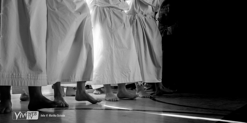 Gli incappucciati muovono i primi passi dalla chiesa Cattedrale Gli incappucciati muovono i primi passi dalla chiesa Cattedrale
