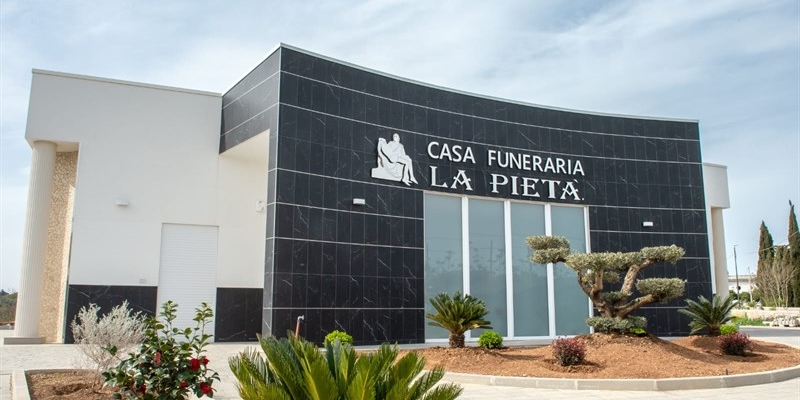 L'esterno della casa funeraria "La Pietà"