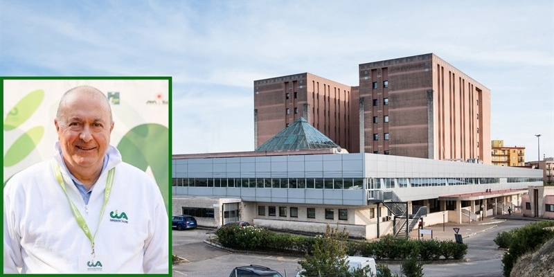 Il direttore Rubino con l'ospedale San Pio sullo sfondo