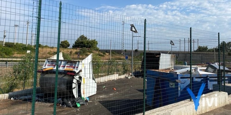 A fuoco un compattatore di rifiuti: centro comunale di raccolta temporaneamente chiuso