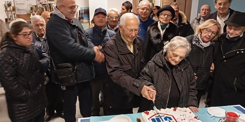 Taglio della torta per le Acli di Castellaneta Taglio della torta per le Acli di Castellaneta
