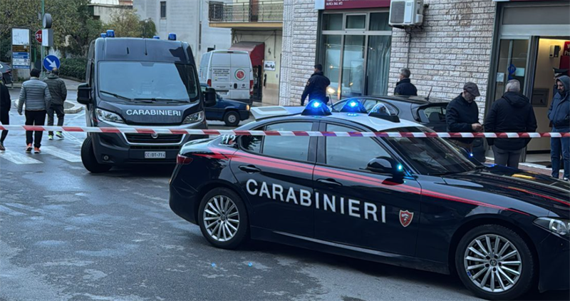 Esplosioni e colpo in banca: ladri a segno nella notte