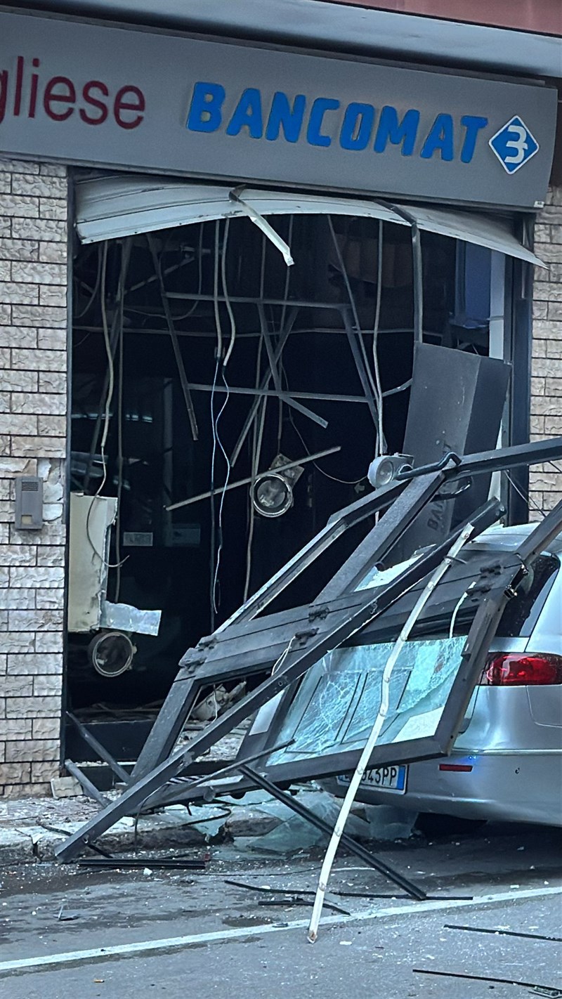 Esplosioni e colpo in banca: ladri a segno nella notte