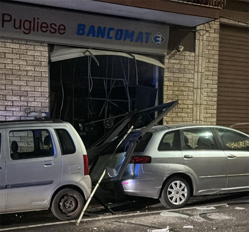 Esplosioni e colpo in banca: ladri a segno nella notte