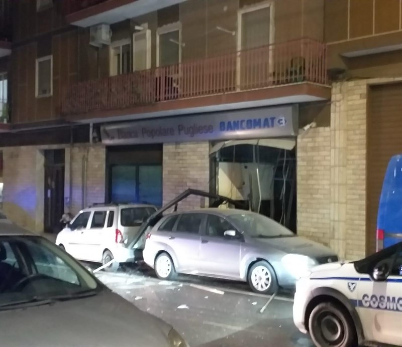 Esplosioni e colpo in banca: ladri a segno nella notte