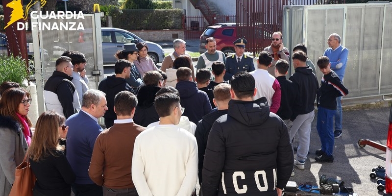 Attrezzature confiscate in dono all’Orazio Flacco