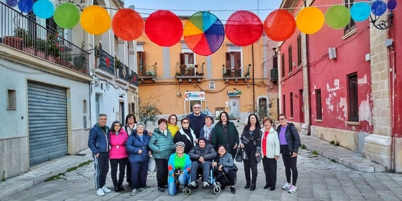 In piazza un arcobaleno di centrini