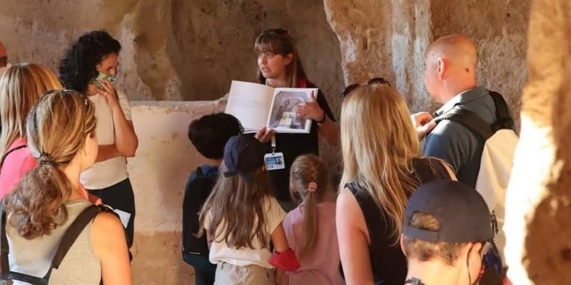 La guida Marianna Caragnano durante una escursione dei Portulani La guida Marianna Caragnano durante una escursione dei Portulani