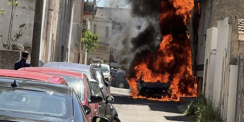 Auto in fiamme: paura in via Fiume