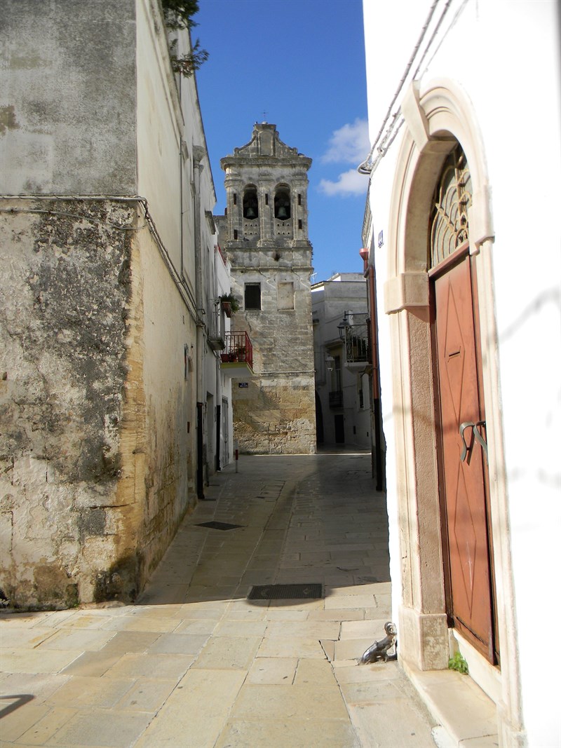 Il campanile della chiesa di santa Chiara in via Vittorio Emanuele