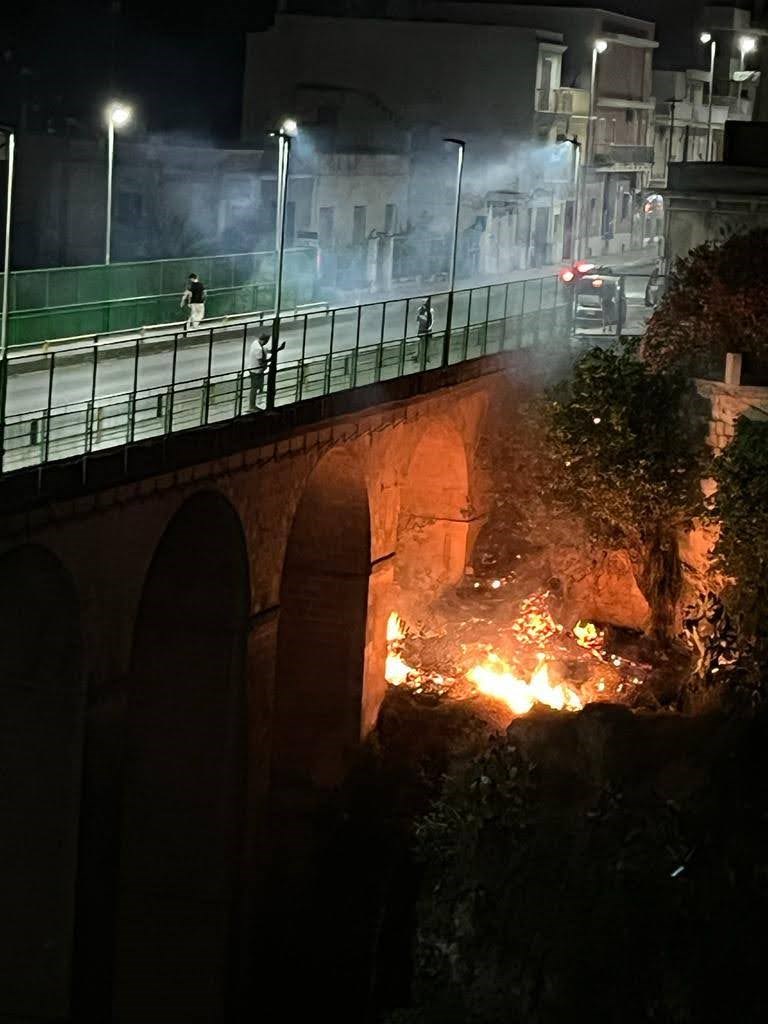 Fiamme nella gravina San Marco
