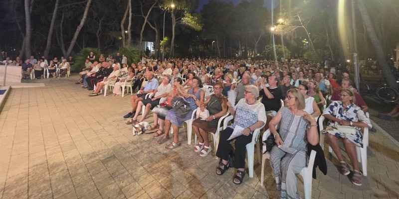Musica e intrattenimento a Castellaneta Marina: stasera va in scena «Sembra uguale show»