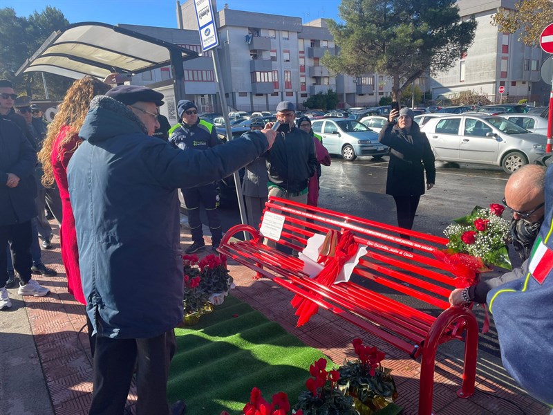 Inaugurata la "panchina rossa"