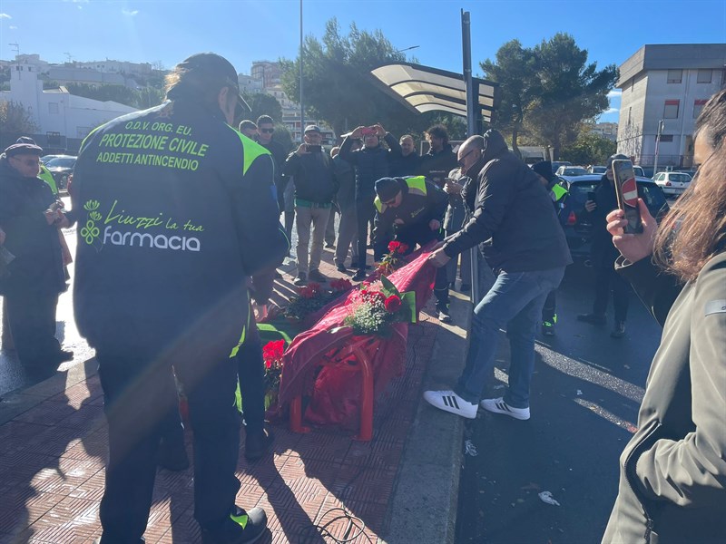 Inaugurata la "panchina rossa"