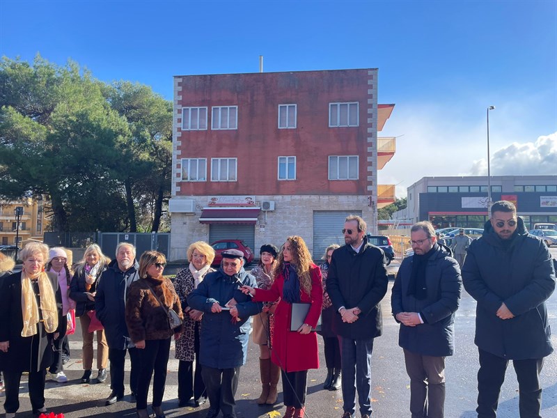 Inaugurata la "panchina rossa"
