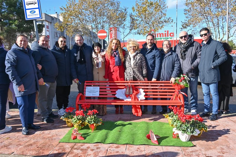 Inaugurata la "panchina rossa"