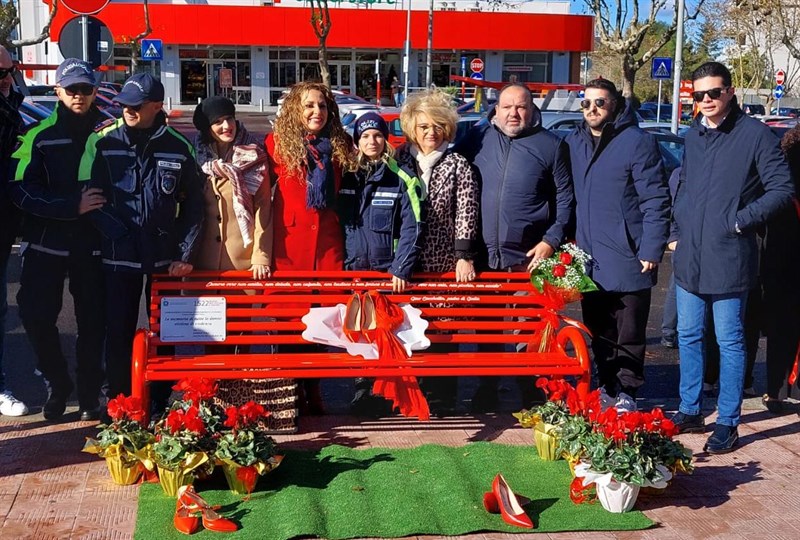 Inaugurata la "panchina rossa"