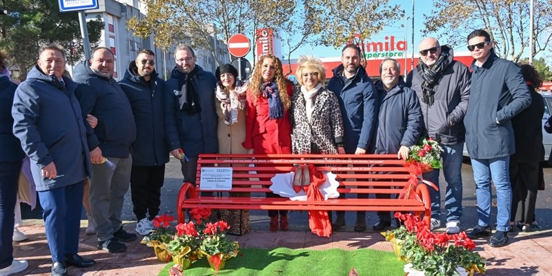 Inaugurata la "panchina rossa": presente Forza Italia, il sindaco e don Antonio Schena 