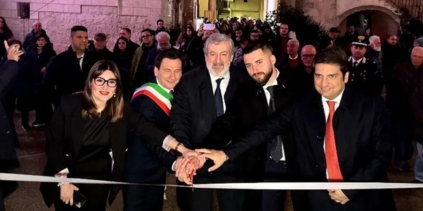 Il taglio del nastro Il taglio del nastro