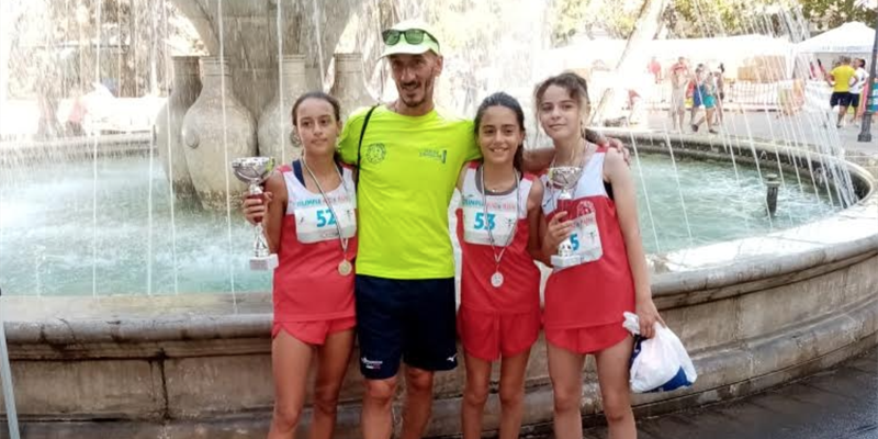 Le atlete del Club Runner 87 con il suo allenatore Le atlete del Club Runner 87 con il suo allenatore