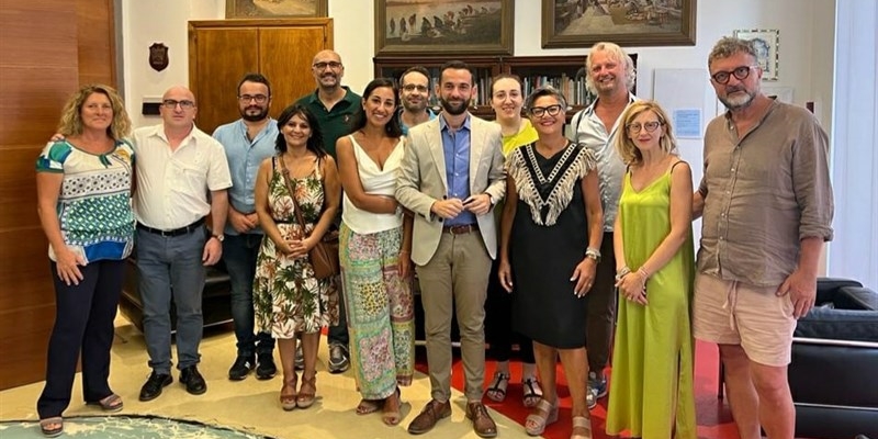 I delegati sorridono con il sindaco Di Pippa I delegati sorridono con il sindaco Di Pippa